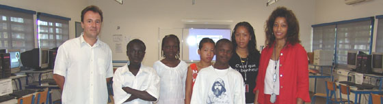 De gauche à droite : Patrice Mascarte, éducateur spécialisé, cinq des onze jeunes de UPI, et Nadine Piétrus, professeur des écoles